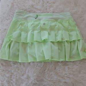 Lululemon skort skirt in size 6 in green